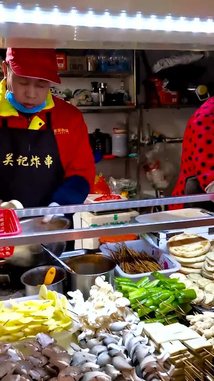 农家两口摆摊卖炸串,没出摊就排满人,看老师傅怎么操作的!