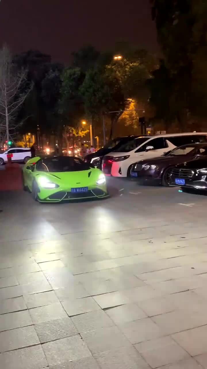 赵公子开绿色敞篷迈凯伦跑车来酒吧玩,765套件太帅了