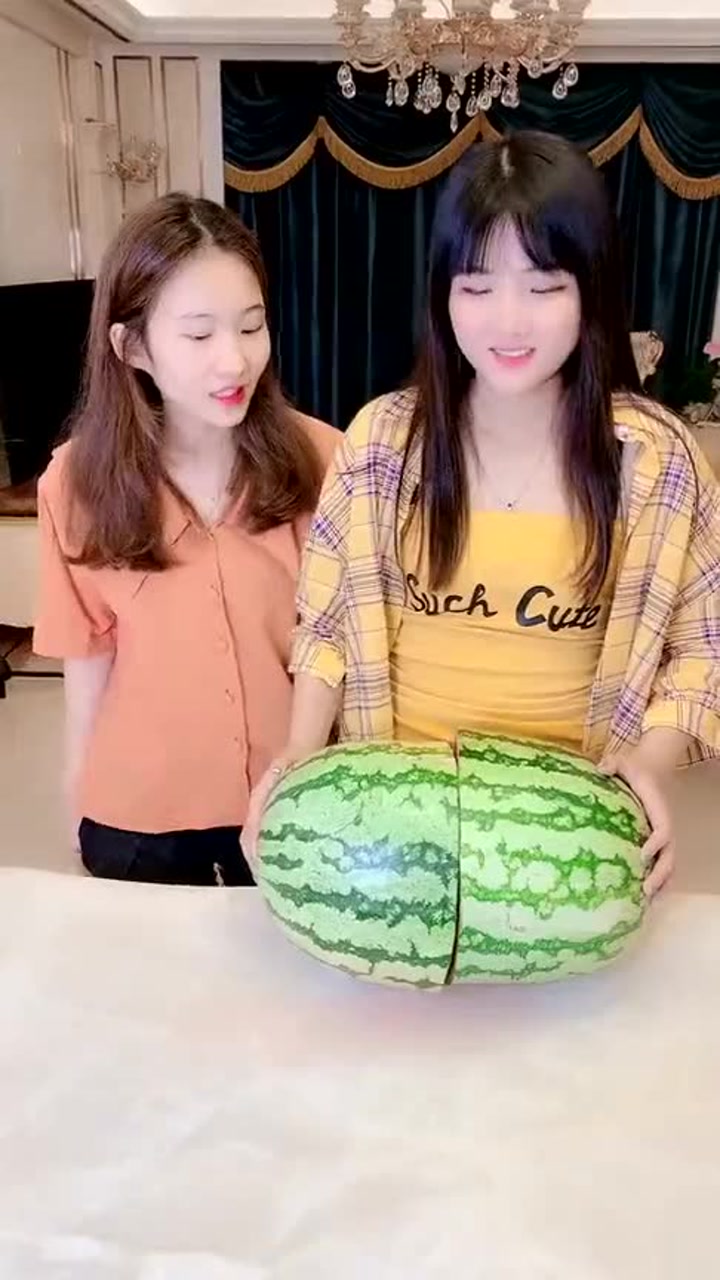 妹妹想吃大西瓜,看姐姐是怎么做的,真是实力宠溺