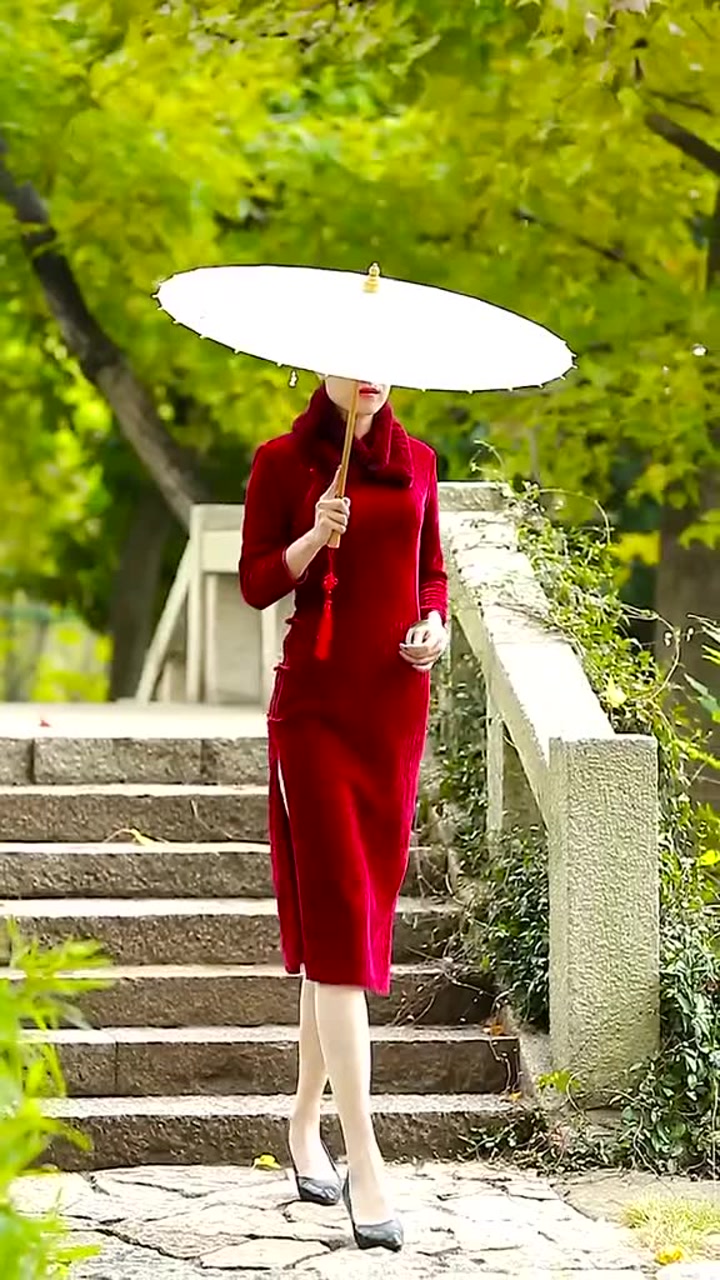 行走在芳菲的流年里,穿着旗袍的女子绝对是一道靓丽的风景线