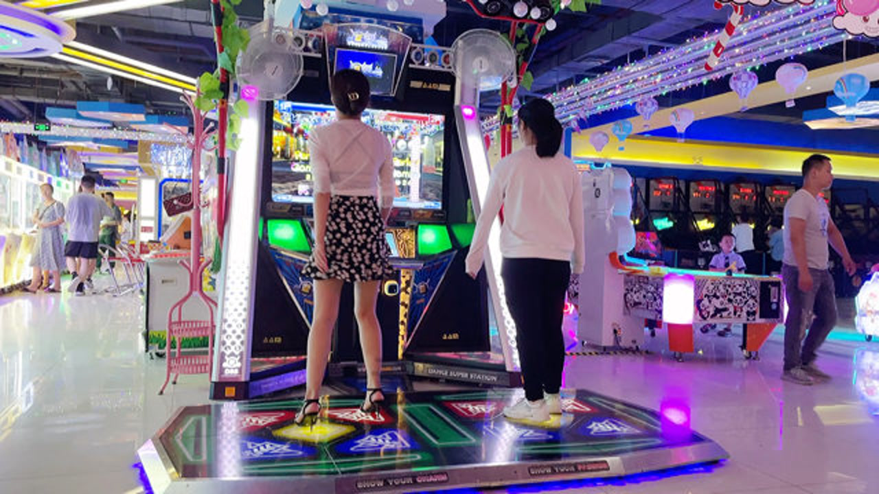 湖北襄阳,实拍长腿美女在跳舞机上热舞,一起看看跳得怎么样