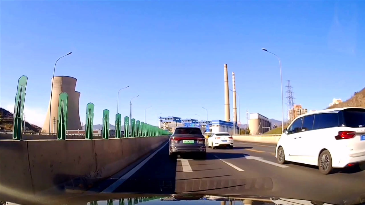 两侧同时往一条车道并线的让行原则,许多人都不清楚