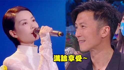 [图]王菲一开口“余音袅袅”，台下谢霆锋满脸享受，网友：把她娶回家