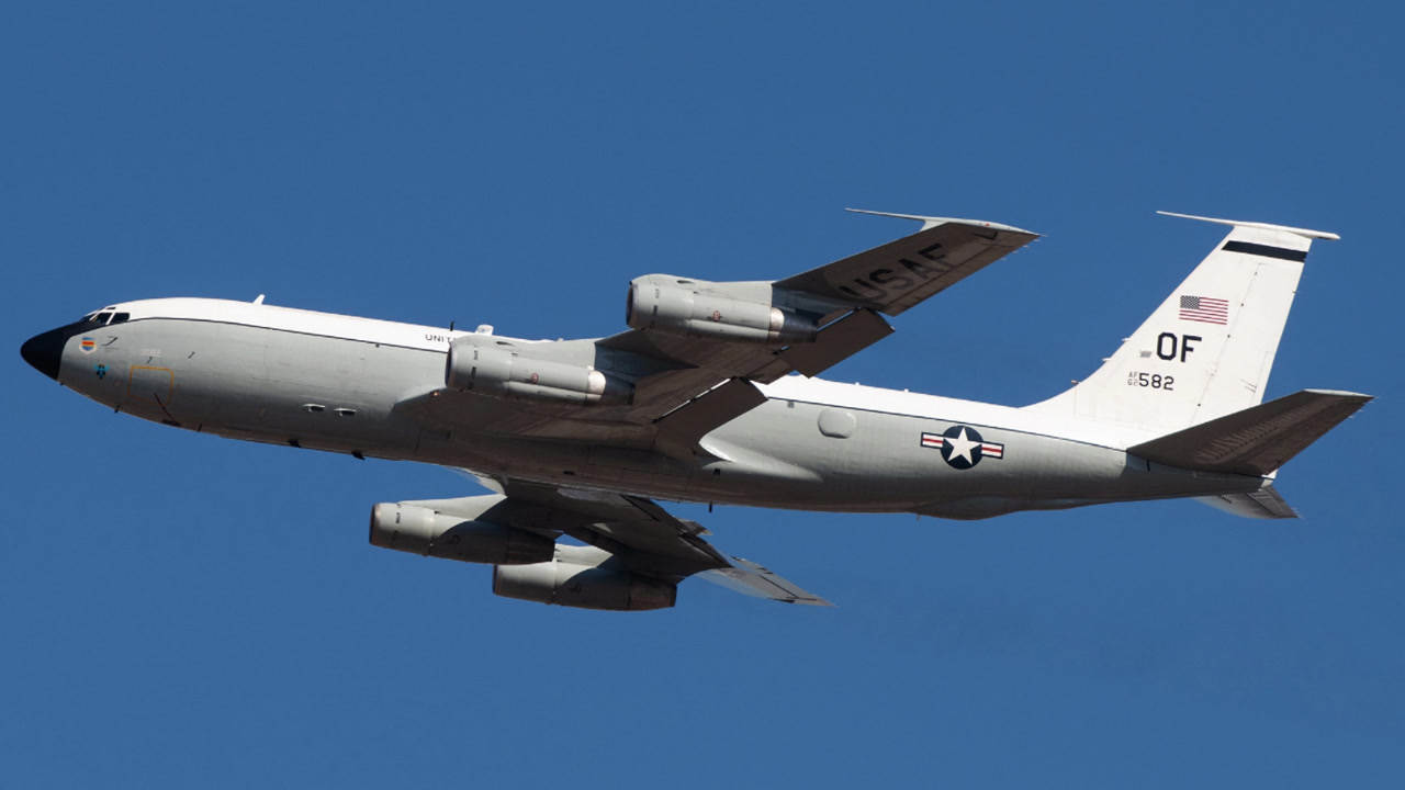 美国核侦察机罕见现身南海