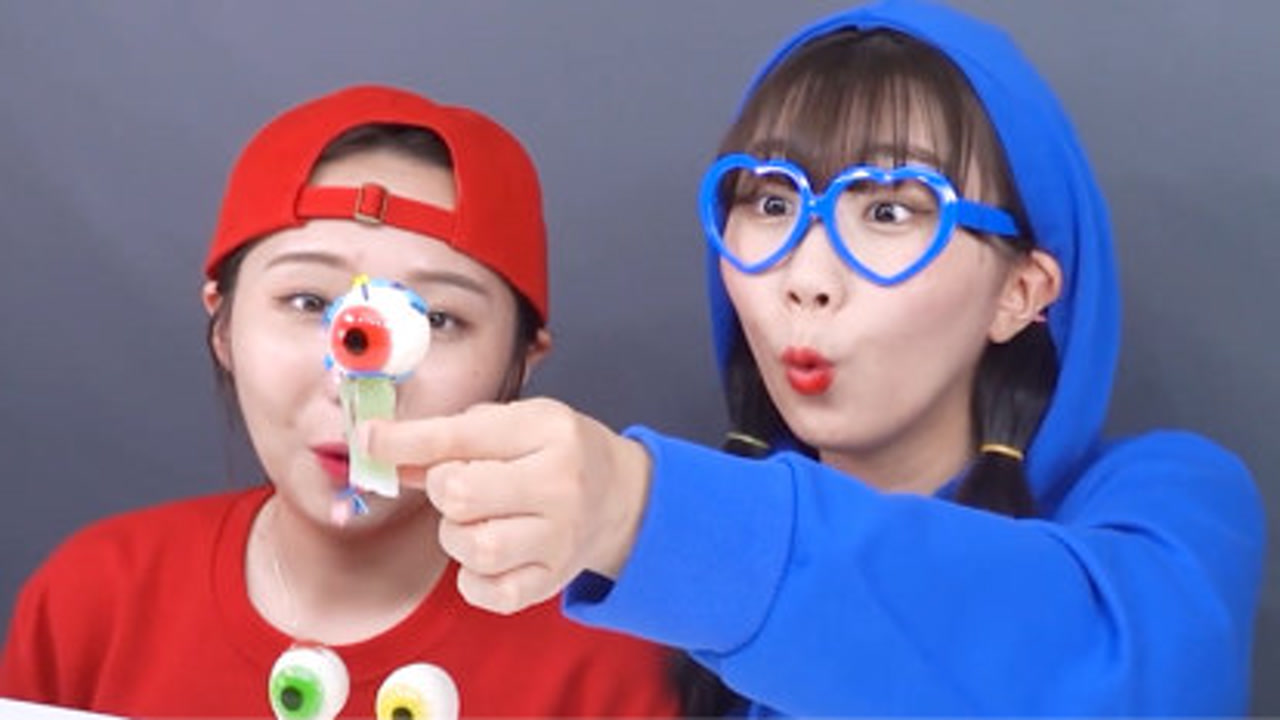 哼哈姐妹挑战"眼球软糖",蜡瓶装糖果,简直太逗了#外国吃播#搞笑吃播