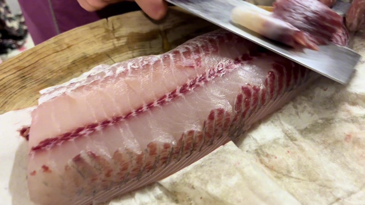 看横县鱼生大赛金刀奖的师傅怎么处理草鱼的,刀法精湛干脆利落!