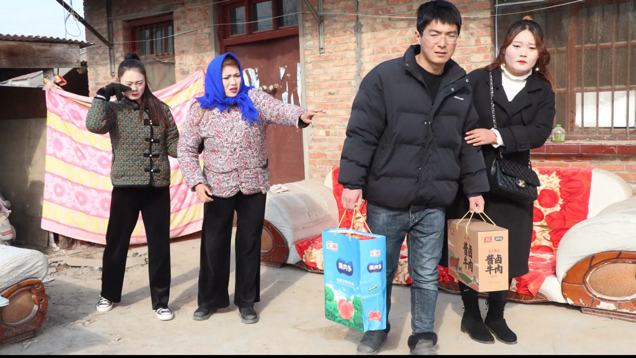 穷小伙提亲,丈母娘竟要60万彩礼,一年个丈母娘慌了