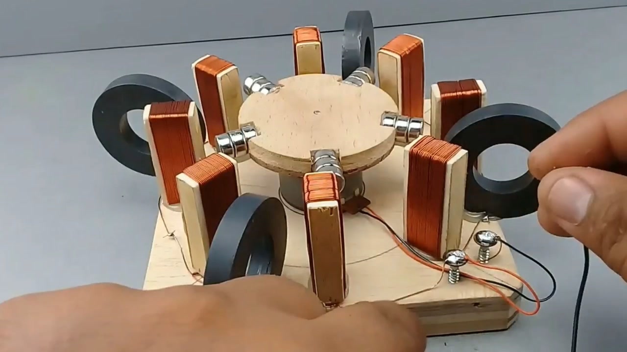 使用铜线,木头,电磁制作小型转动机