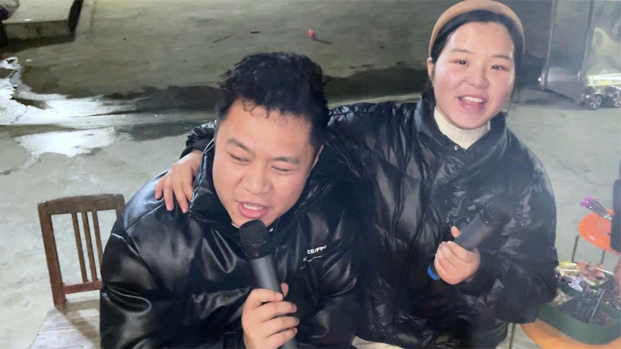 乡村ktv来啦!小八三石还情歌对唱,引得邻居围观,画面超热闹!