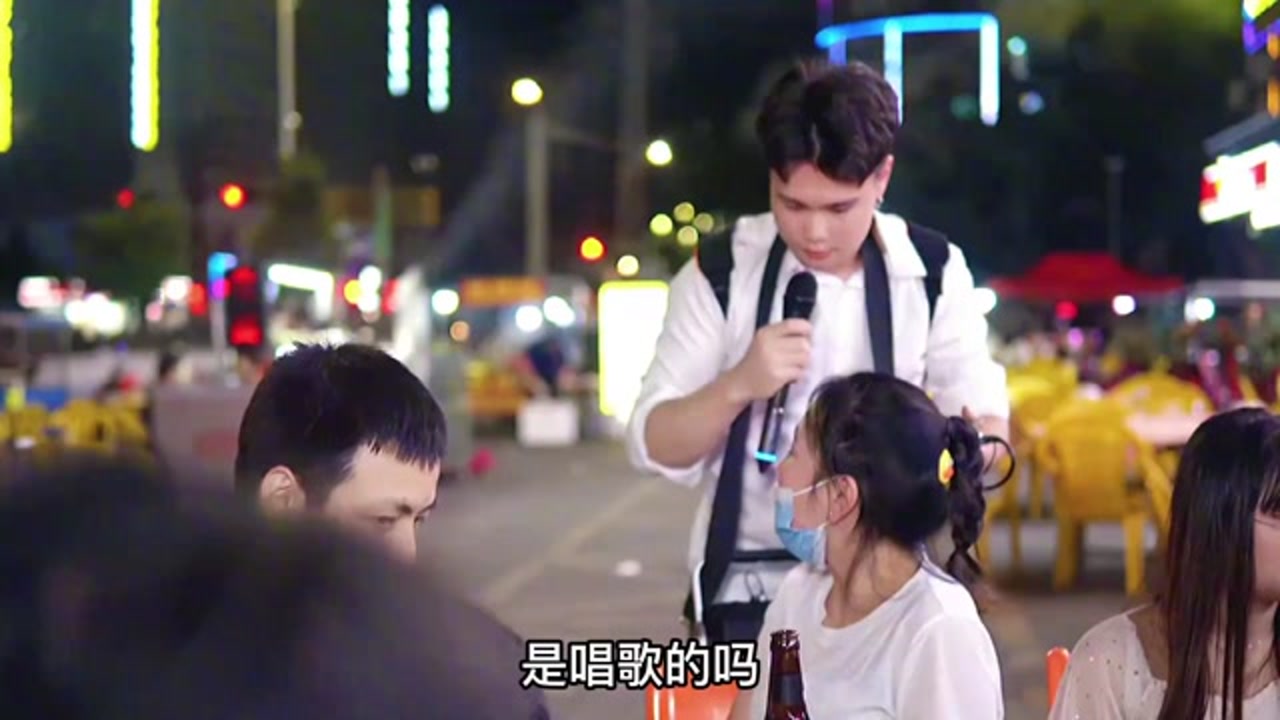 大排档卖唱被美女点歌《曾经心痛》,一开口美女听醉了!太好听!
