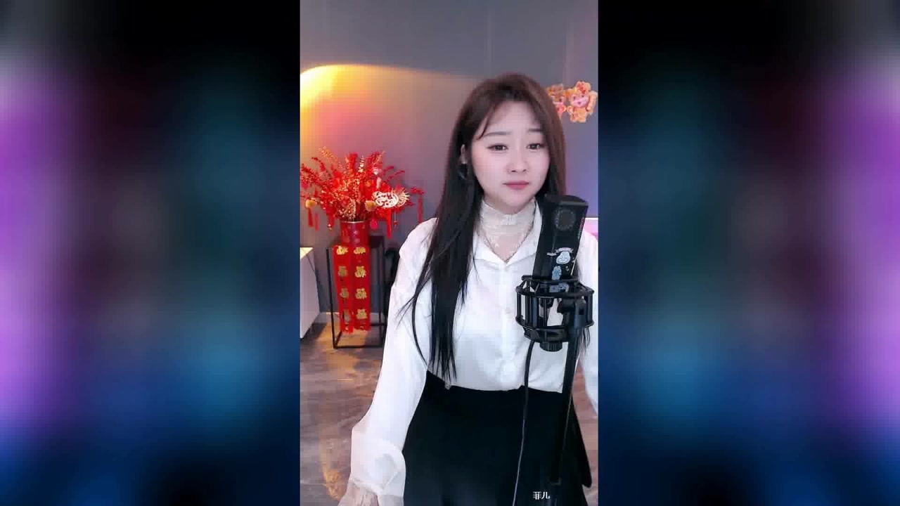 菲儿演唱《片片相思赋予谁》柳叶低垂落花飞,漫天花雨绽妩媚