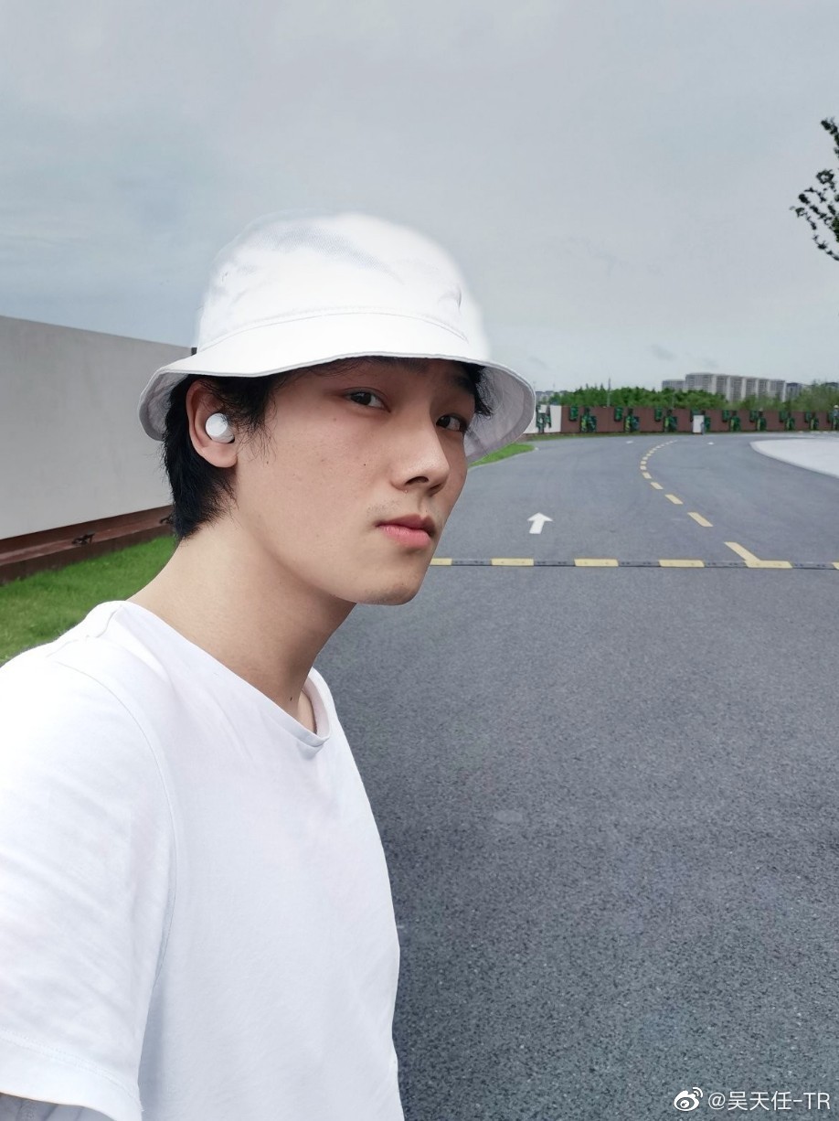 吴天任2020-07-06              小朋友假日里去郊gong游zuo,爬爬小山