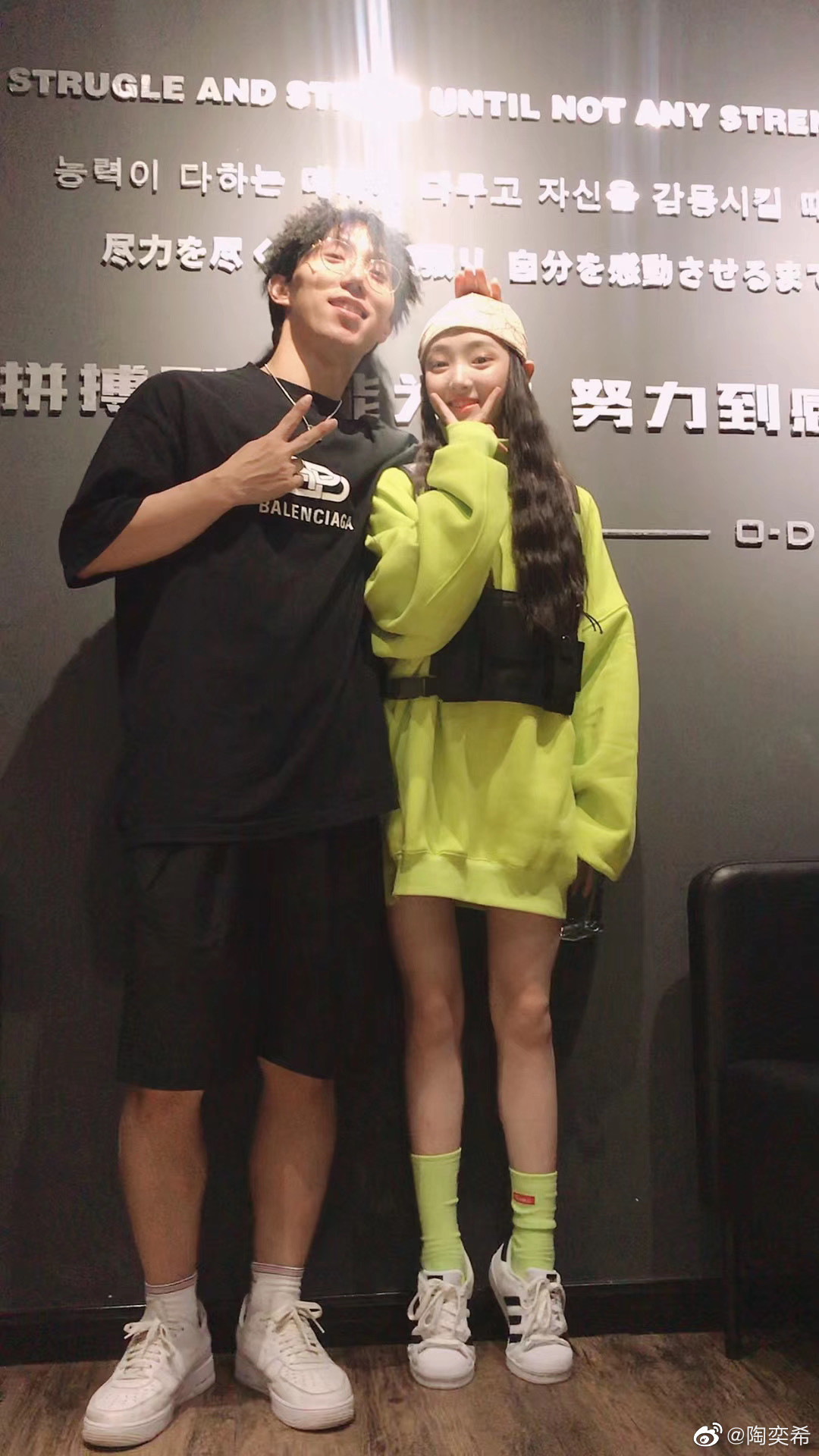 哈哈师徒俩一年一度的身高合影@o-dog编舞师-石帅08月30日分享图片01