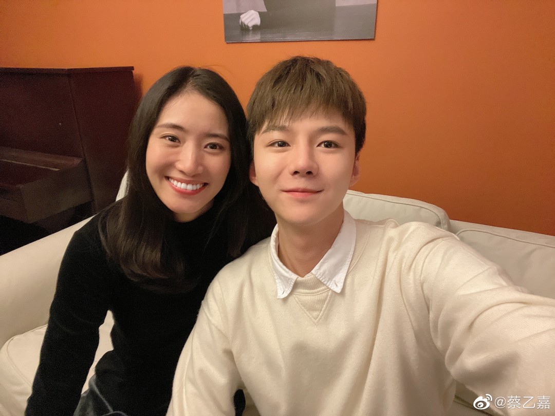 3万人参与《大约是爱》蔡乙嘉杨欣颖聊天室2019月01日-02 20:00已结束