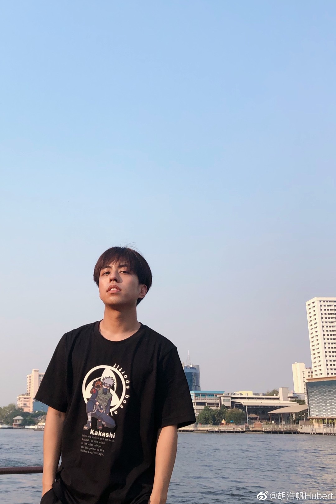 在泰国一切安好,也是在拍照的时候把口罩交给摄影陈老师@陈稳win 一拍