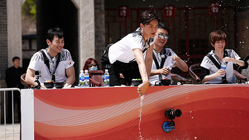 《真心英雄2015》先导片:陈学冬踢中张杰要害 葛天遭张馨予踹胸_综艺