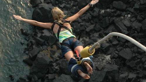 美女蹦极绳子勒到胯下 隔着屏幕都替她感到疼