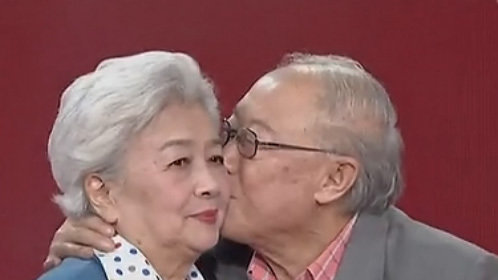 《回声嘹亮》张目亲吻爱妻显害羞 谢芳张目演唱《最浪漫的事》_综艺