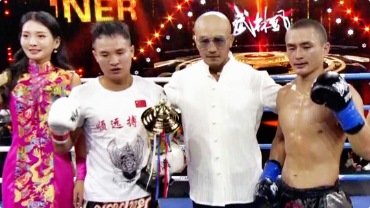 环球拳王争霸赛 中国选手朱路林以碾压的之势战胜蒙古选手