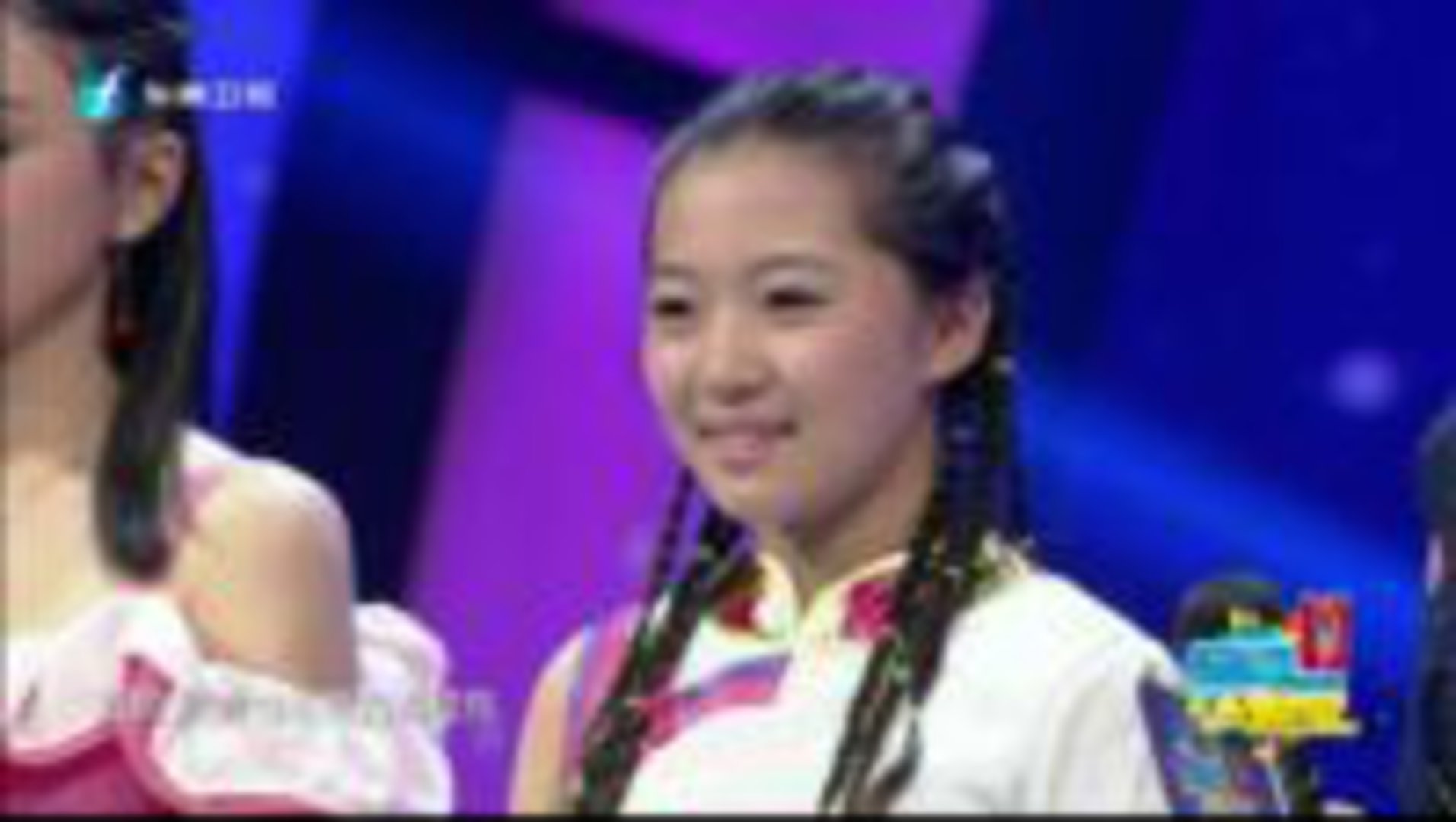 河南8岁姑娘俏皮表演魔术舞蹈