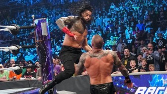 WWE·爆裂震撼2022 兰迪RKO痛击酋长帮！