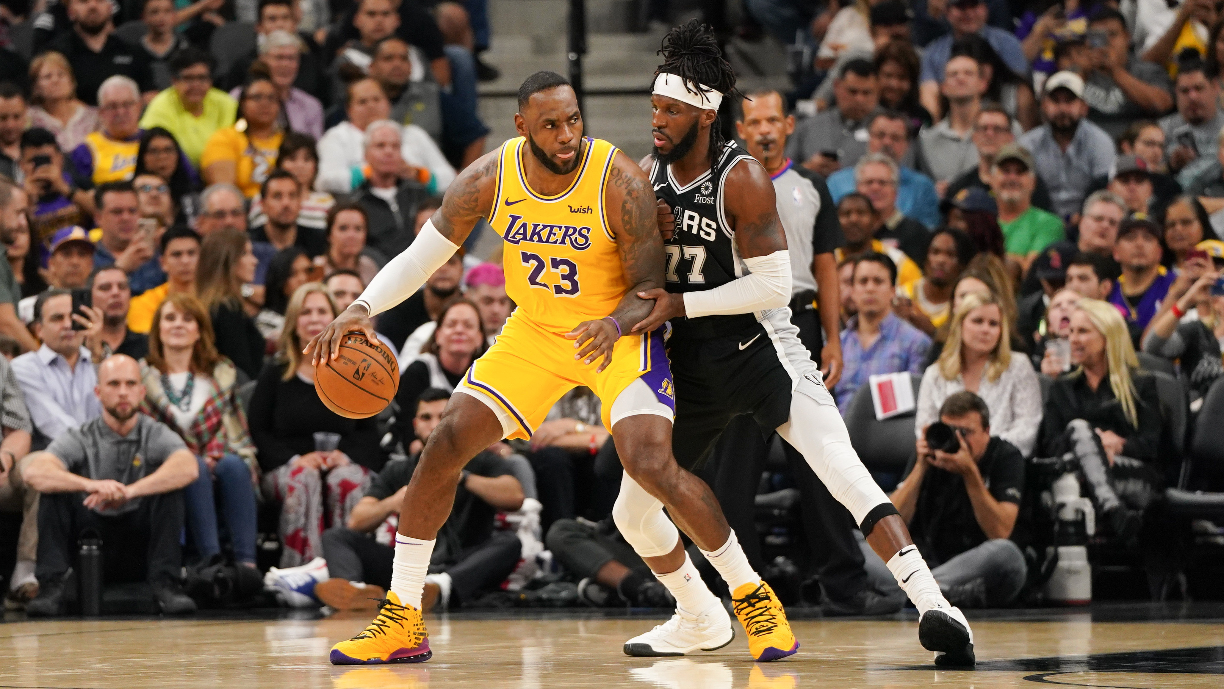 《洛杉矶湖人》【集锦】湖人114-104马刺 詹姆斯33分14助攻险些扣篮