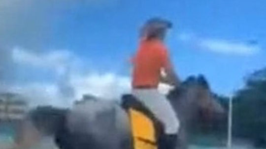 游乐场大叔上厕所一进门瞬间懵逼：怎么都是女的_高清1080P在线观看平台_腾讯视频