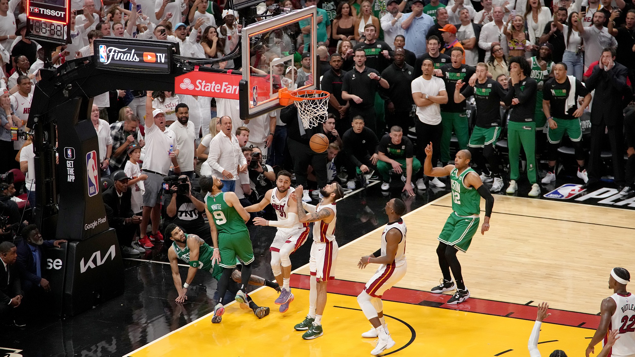 TOP时刻_Top系列：28日NBA最佳时刻_Top系列：28日NBA最佳时刻_【原声】28日NBA五佳球罗威空接爆扣怀特禁区补篮绝杀力挽狂澜 ...