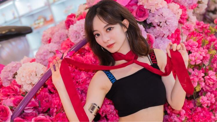 一丝不挂：故事开端与角色引入