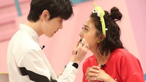 《口红王子》第3期:鬼鬼素颜把鲜肉强撩到腿软画黑唇鬼马妆可爱爆表