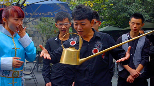 史上最奇幻街头魔术:长嘴壶悬空倒茶!