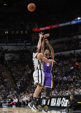 尼克杨逆天三分箭加时准绝杀