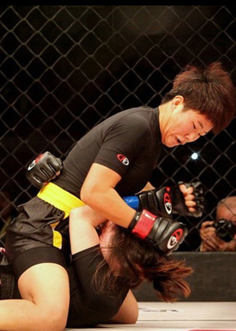 日本女子摔角锁喉制服残暴无比