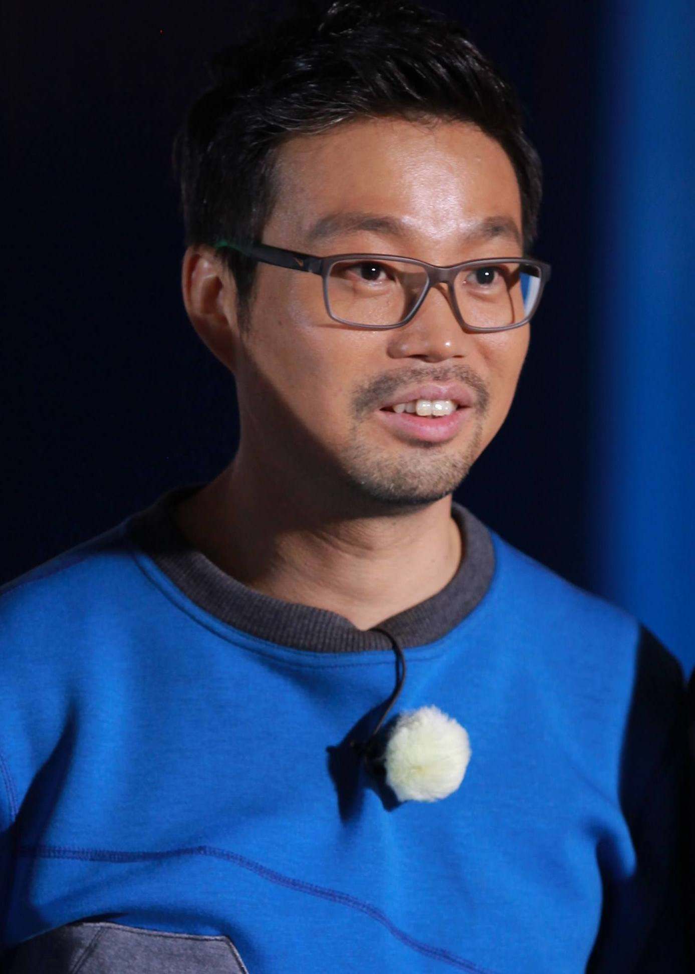 王迅示范啃玉米