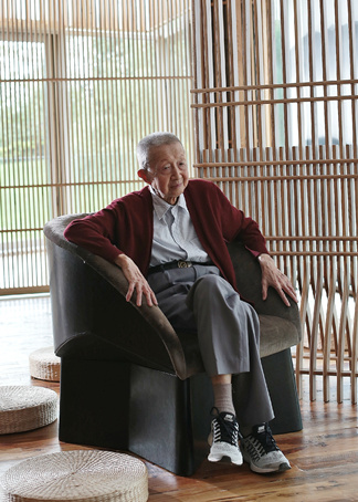 君子有攸往,先迷后得主,利;西南得朋,东北丧朋,安贞吉.