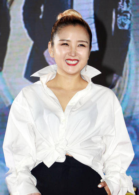 何洁不受离婚门影响