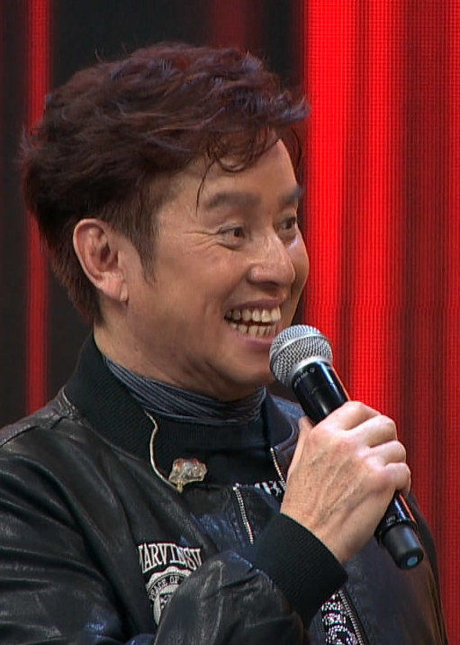 谭咏麟暴雨中坚持演唱态度敬业