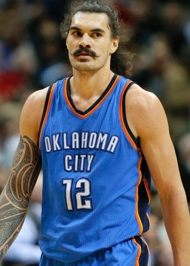 nba海王亚当斯惨遭踢裆