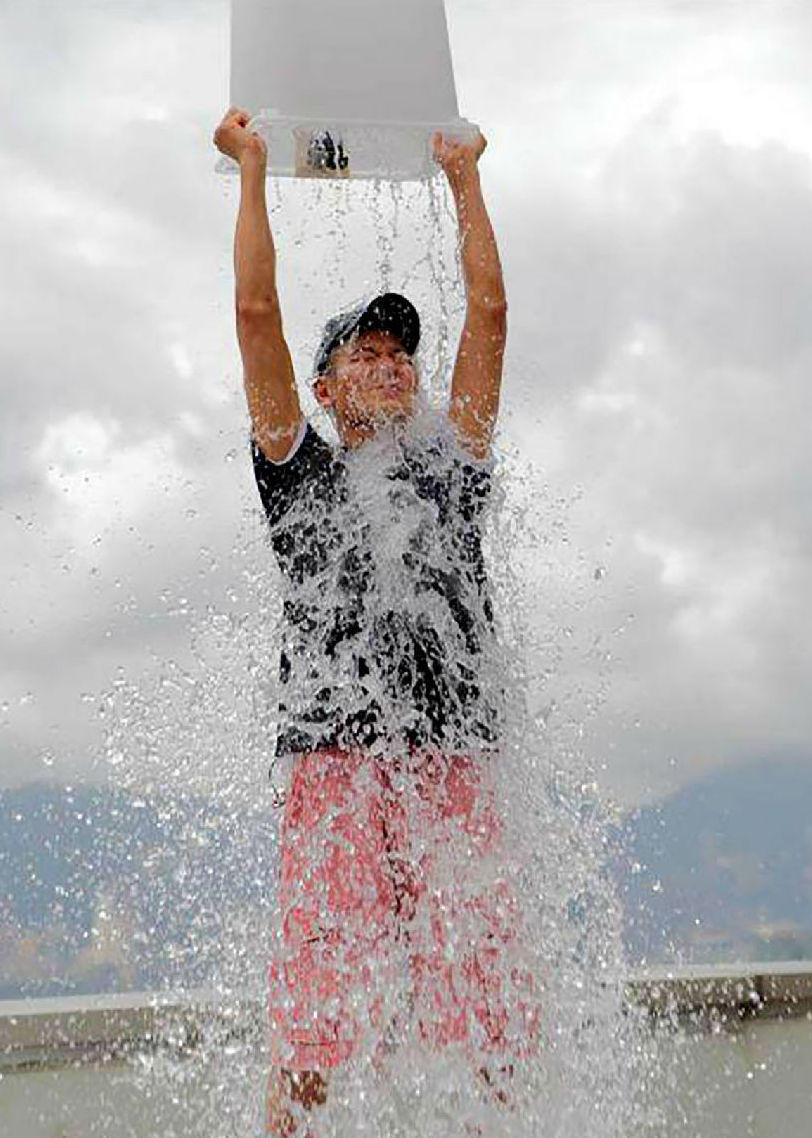 全球音乐明星参与冰桶挑战 ladygaga,刘德华,陈奕迅接力玩!