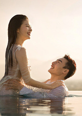 终于喜结连理何姿晒与秦凯浪漫婚纱照