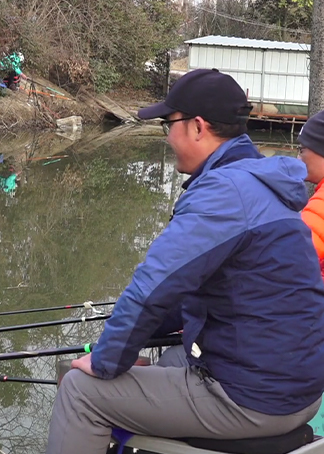 次用生命在钓鱼,渔获却让人兴奋9米巨物竿钓大青,白条刚中鱼,龙飞那边