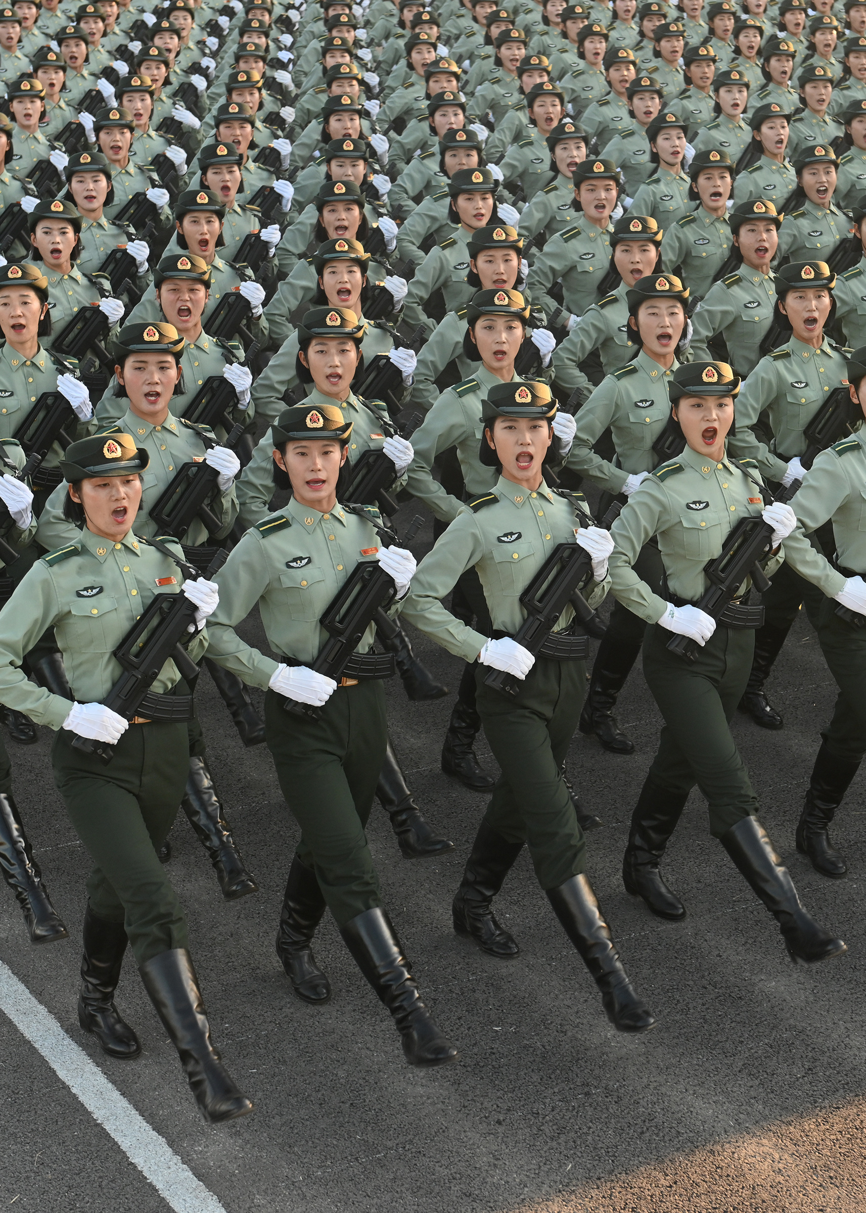 解放军三军仪仗女兵，书写中国女兵的风采，展示着大国威仪形象！_新浪新闻