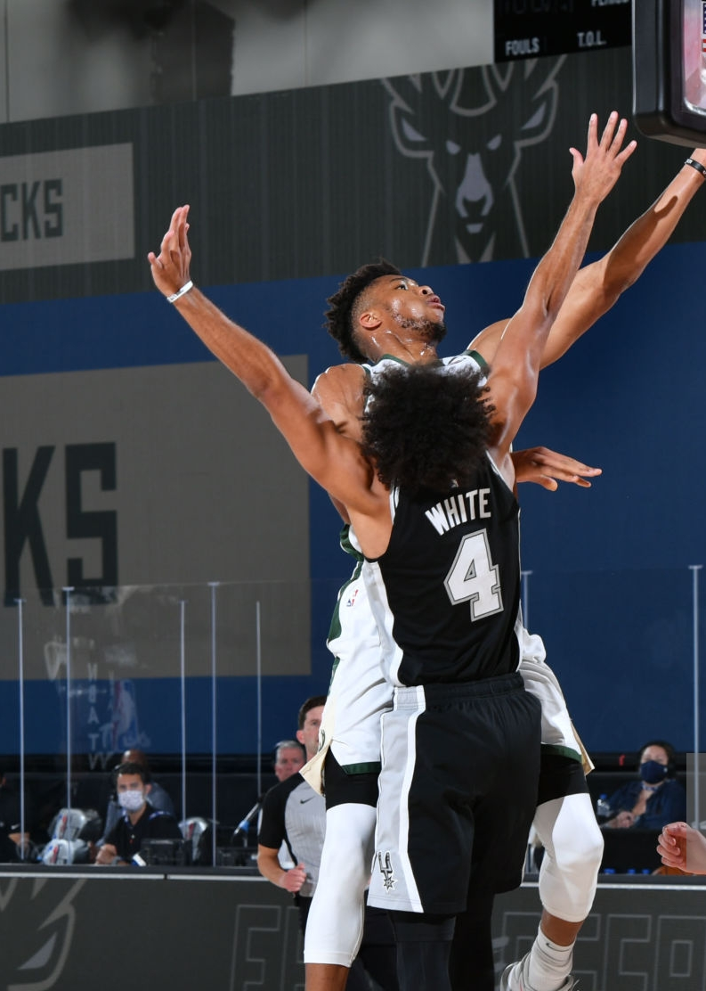 NBA热身赛：马刺92-113雄鹿 - 腾讯视频