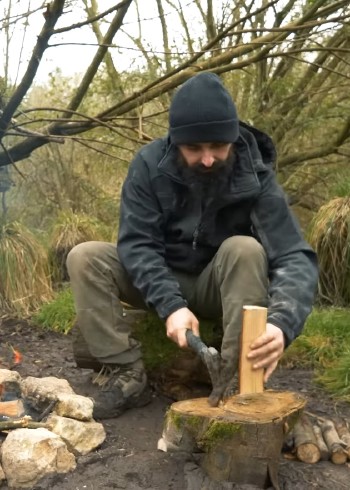 小二荒野求生记录片封面图