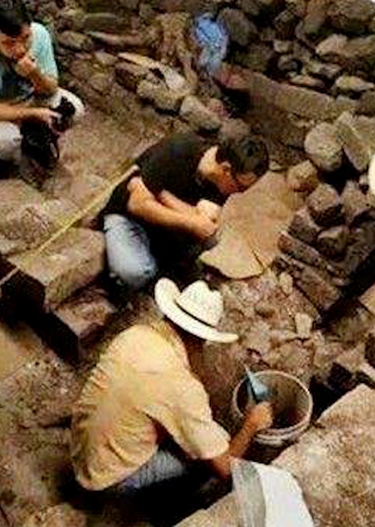 江西挖出穿开裆裤不腐女尸