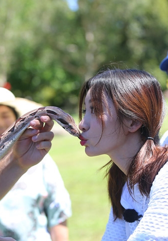 女星吮指致命诱惑