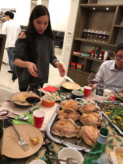 王力宏妻子做饭照片曝光