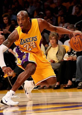 科比砍19分遭肘击