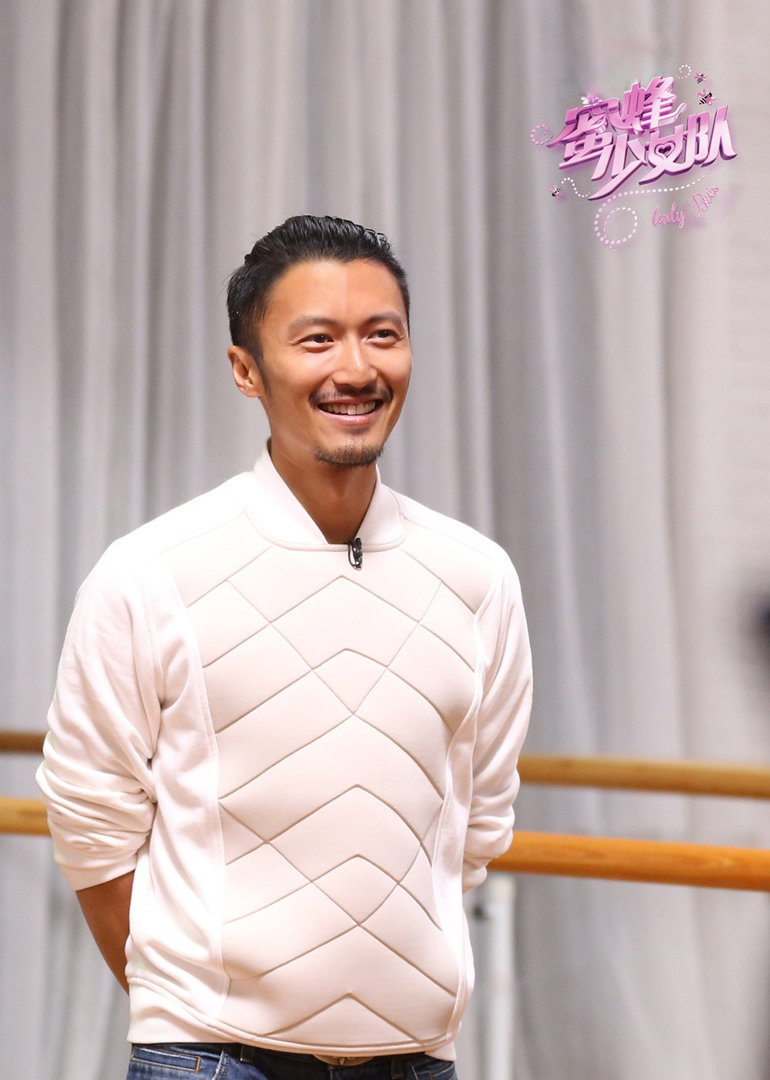 蜜蜂少女队谢霆锋