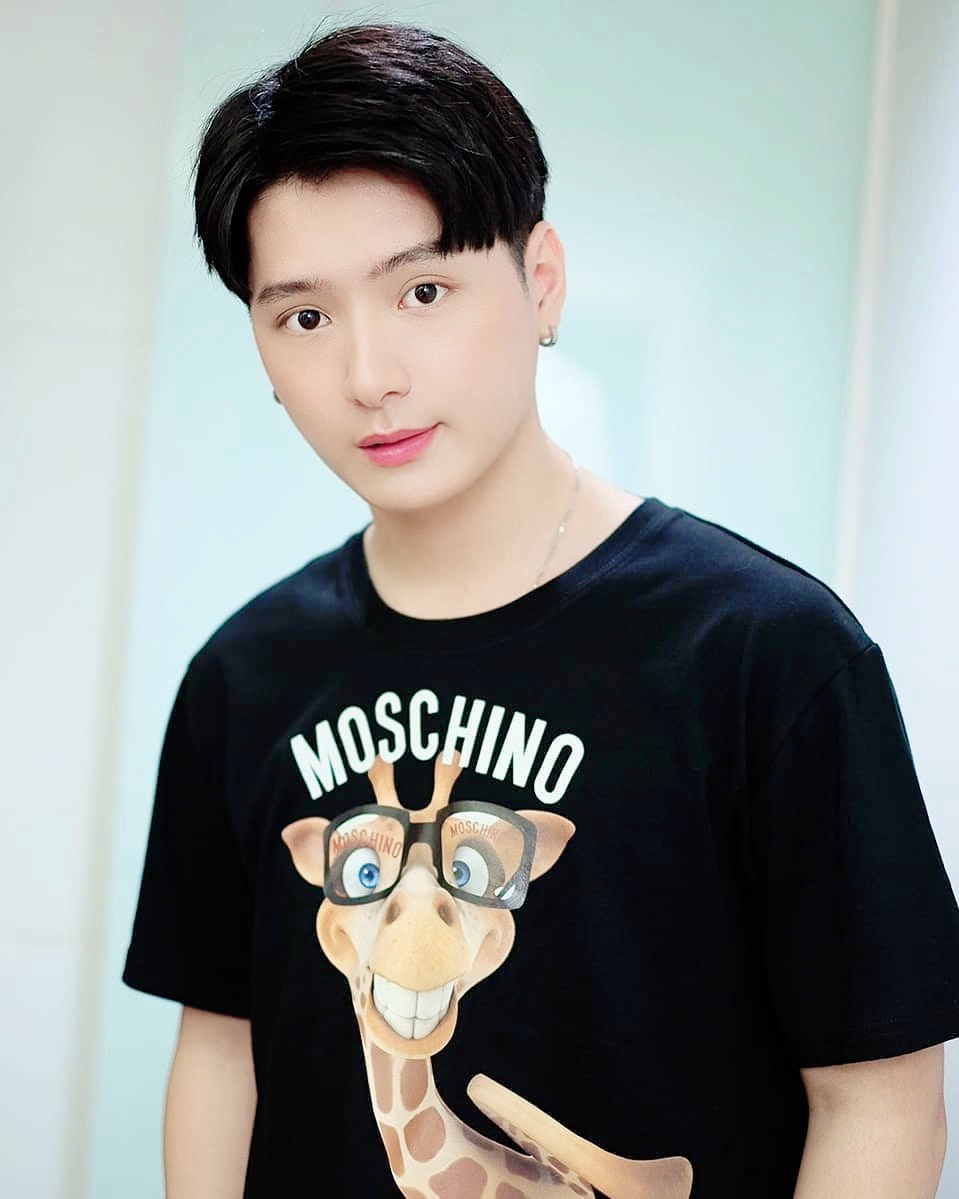 泰国明星krist,笑起来太好看了,是看见钢炮了吗?亲和度好高!